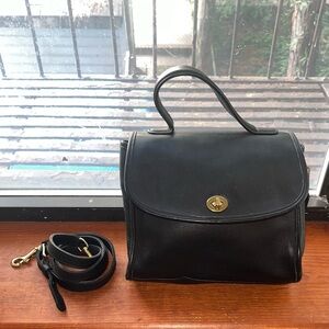 VGUC Vintage Coach Manor bag in black leather with brass hardware Style #9977